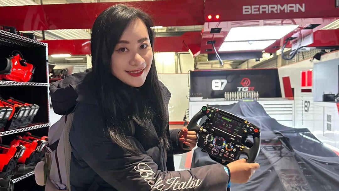 世界杯高清版本-记者亲历上赛场夜游：手握赛车方向盘，站上F1领奖台